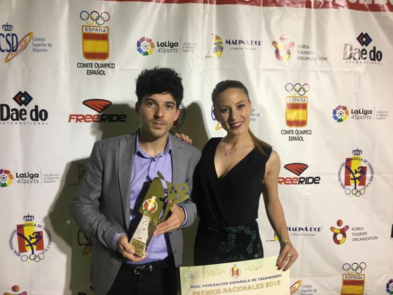 La Federación Española de Taekwondo condecora al TKD Mairena