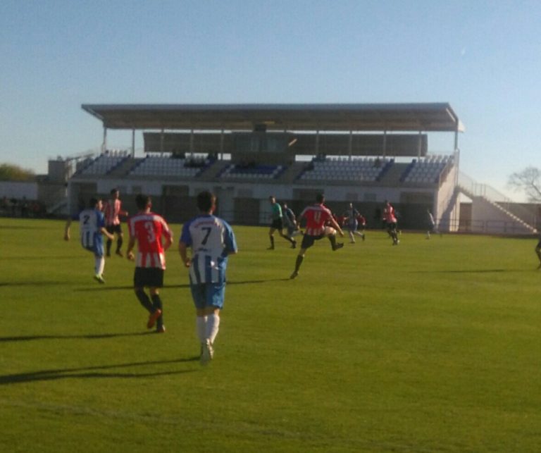 Las tarjetas vuelven a lastrar al Carmona (2-0)