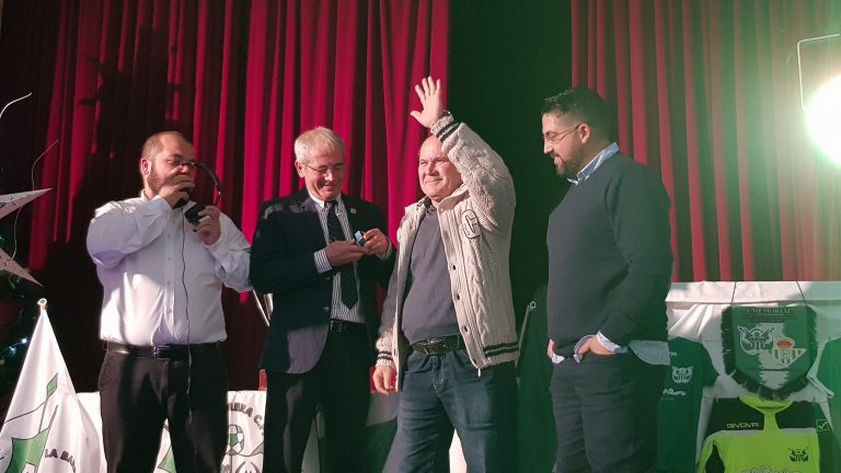 La Barrera homenajea con un escudo de oro del club a Antonio Romero
