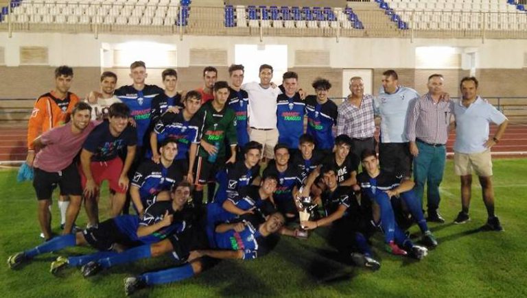 Un juvenil que mantiene viva la llama del fútbol en Carmona