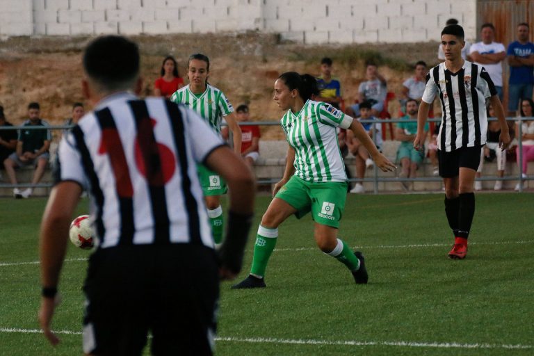Ilustre visita del Real Betis féminas al San Bartolomé