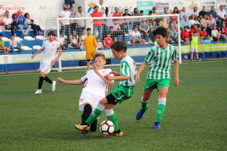 El alevín del Sevilla FC se proclama campeón provincial en El Viso