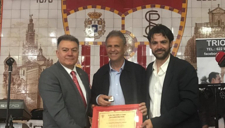 Insignia de oro de la PS de Carmona a Joaquín Caparrós