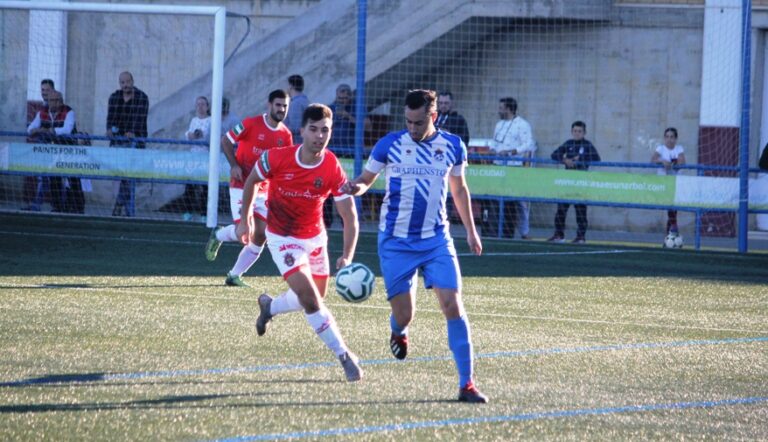 La ambición y la expulsión de Pineda cuestan la derrota (2-4)