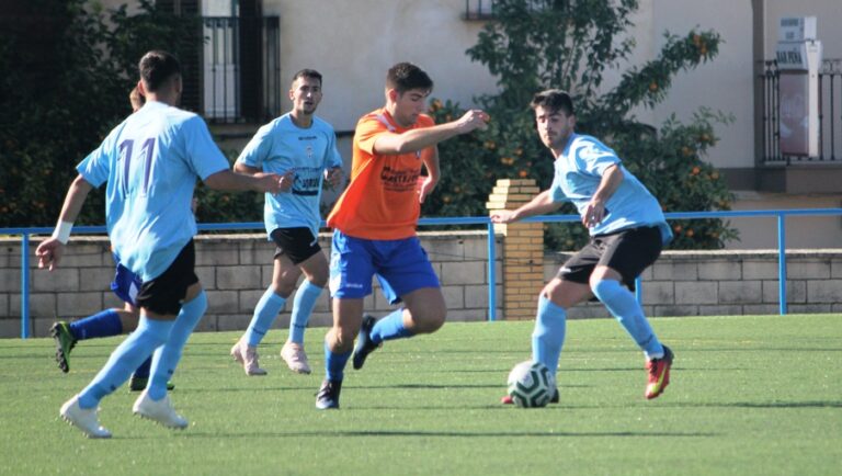 Doblete de Benítez que no evita una derrota en Lora (3-2)