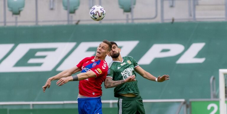 Israel Puerto, titular con el Slask en la vuelta del fútbol a Polonia