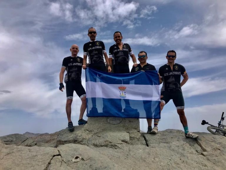 Un grupo de alcalareños corona el Pico Veleta