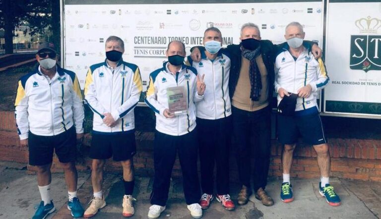 El equipo veterano +60 del CT Oromana, campeón de Andalucía