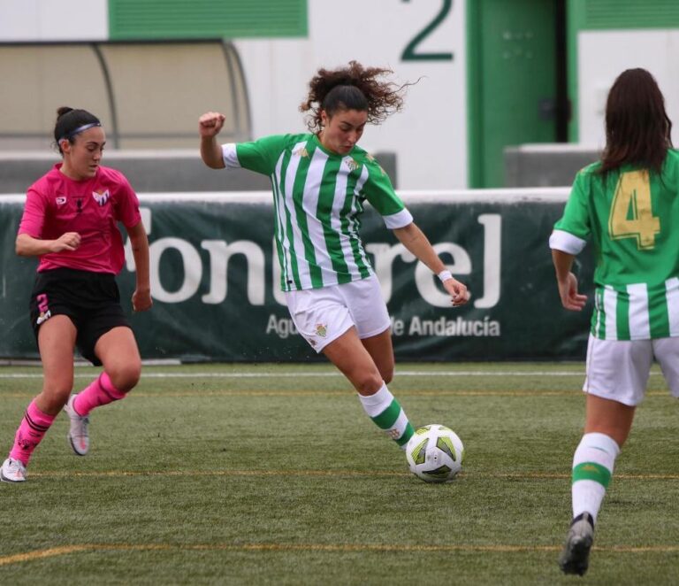 Vicky Benítez se estrena con el Real Betis en el derbi sevillano