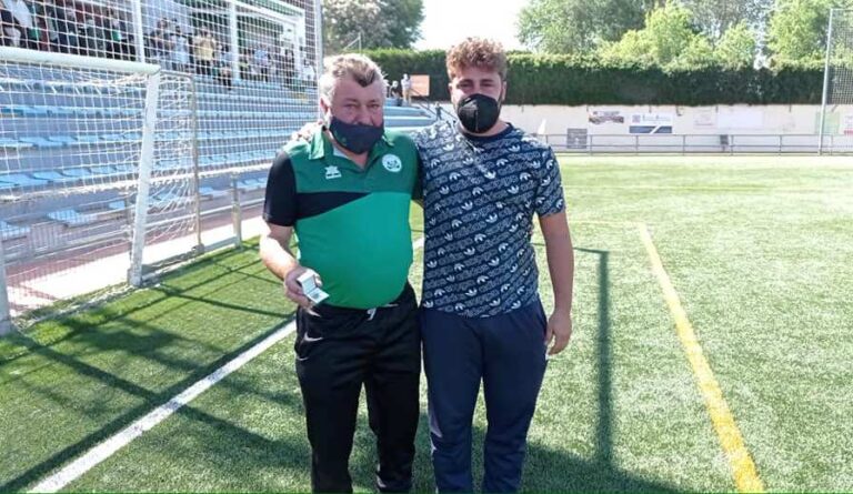 La Barrera entrega la insignia de oro del club a Julio León