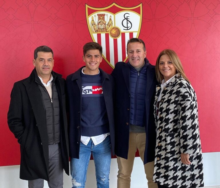 El mairenero Capi, sevillista hasta 2024
