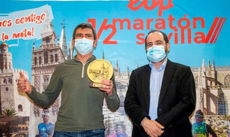 Rafael Rico, a sus 67 años, hace la media maratón de Sevilla en 1 hora y 24 minutos