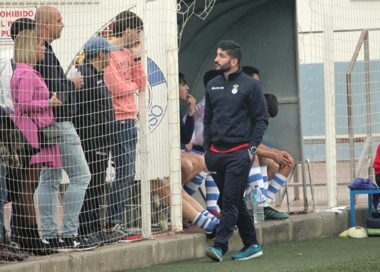 Alberto González se estrena en el banquillo con un punto