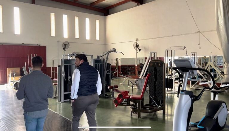 El Ayuntamiento anuncia una inversión en máquinas  y la remodelación del vestuario en el gimnasio municipal