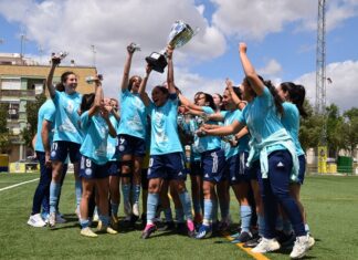 El filial del Ciudad Alcalá recibe el trofeo de campeón