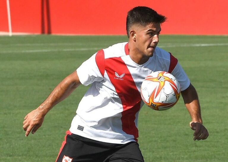 El mairenero ‘Capi’ se despide del Sevilla FC tras siete años en la cantera