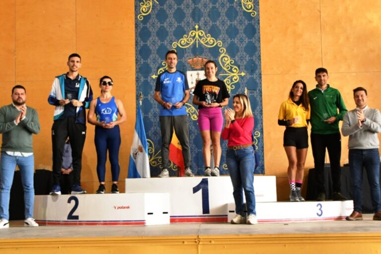El roteño Manuel Gatón y la sevillana Desiré Vargas, ganadores de la carrera Los Molinos
